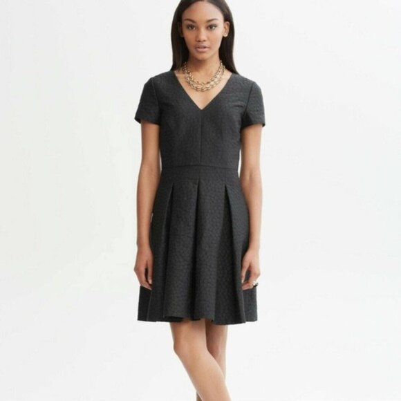 Banana Republic Black Embossed Cap Sleeve Pleated Dress Size 8 NWT - Picture 1 of 9
